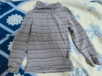 Sous pull a rayures marque vinyl fraise en taille 6 ans Très bon état