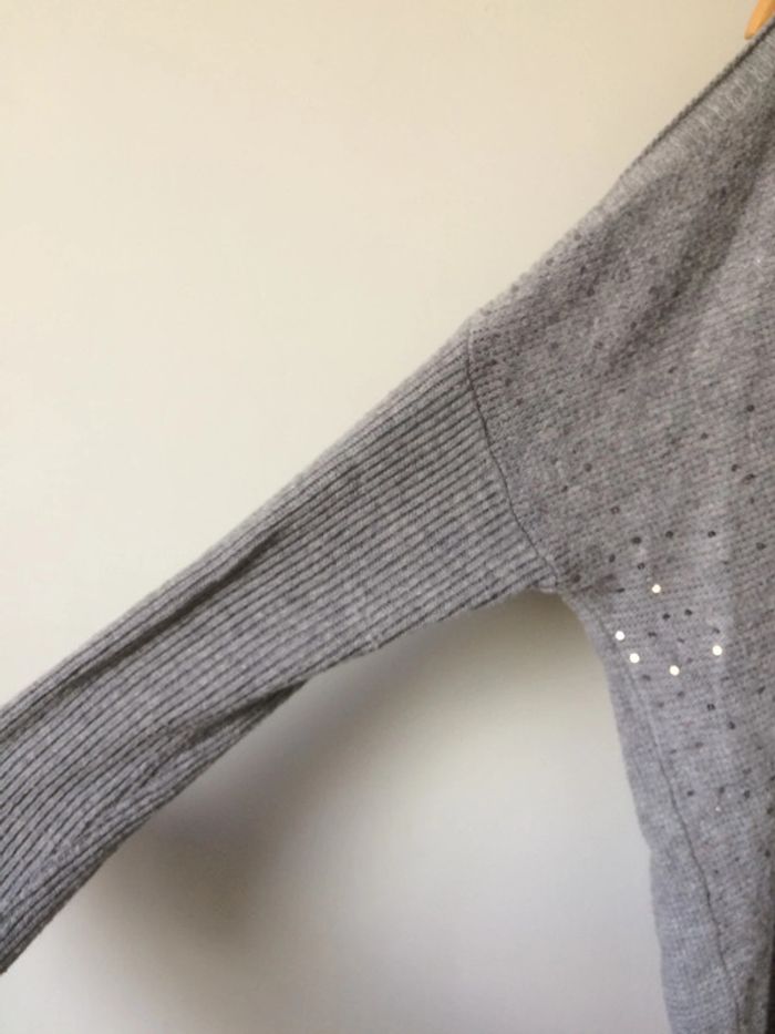 • Pull gris pailletté épaules dénudées • - photo numéro 5