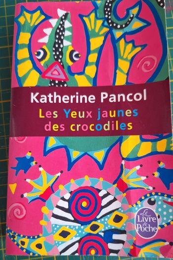 Livre "les yeux jaunes des crocodiles " en bon état