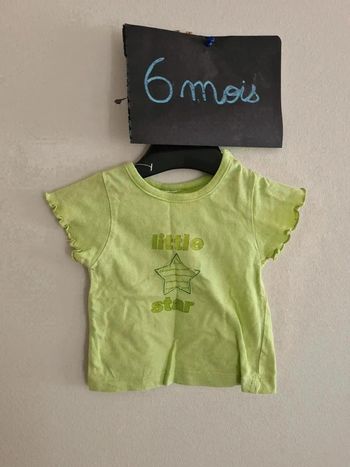 Tee shirt 6 mois vert pâle .