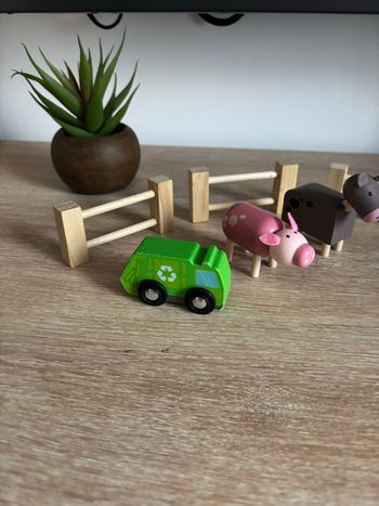 Petit lot en bois  Animaux cochon et vache  Avec 3 barrières  voiture verte en bois