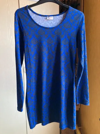Superbe robe jamais portée bleu royal et noir dessins gothiques