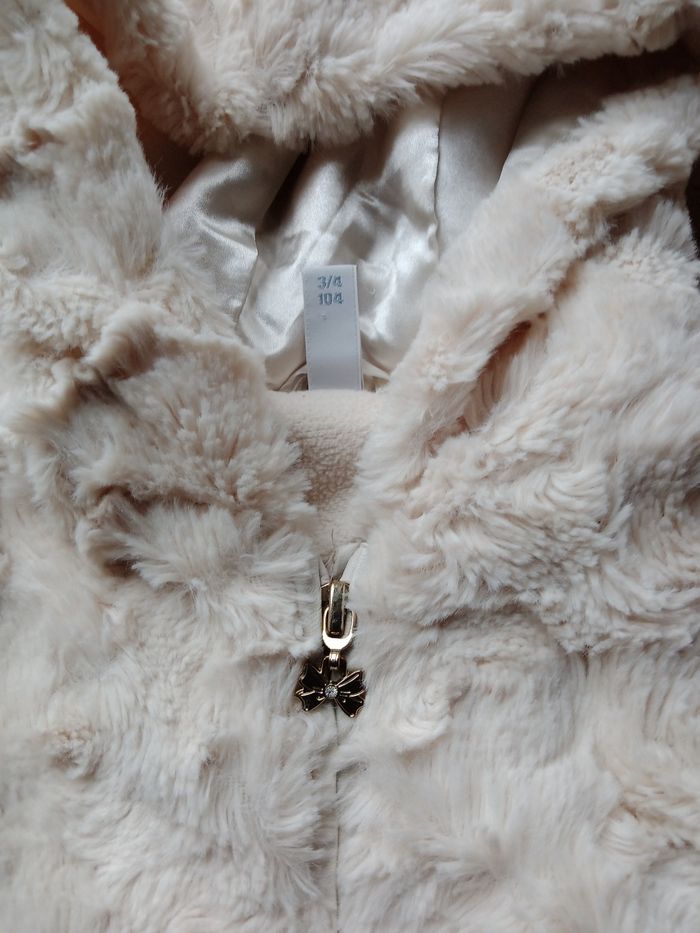 Veste à capuche imitation fourrure blanche – Taille 3/4 ans - photo numéro 5