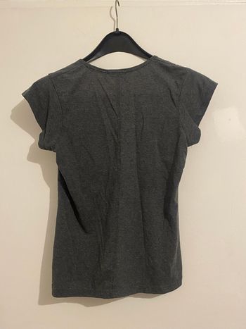 T-shirt gris foncé Jennyfer avec détail en dentelle
