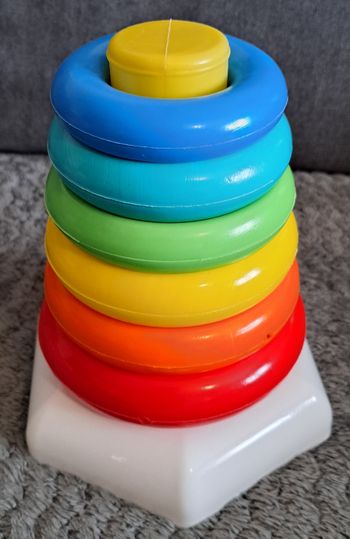 Jouet bébé - tour et anneaux à empiler