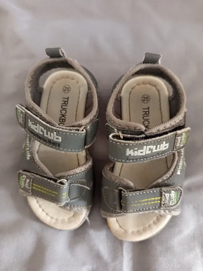 Paire de sandales 25
