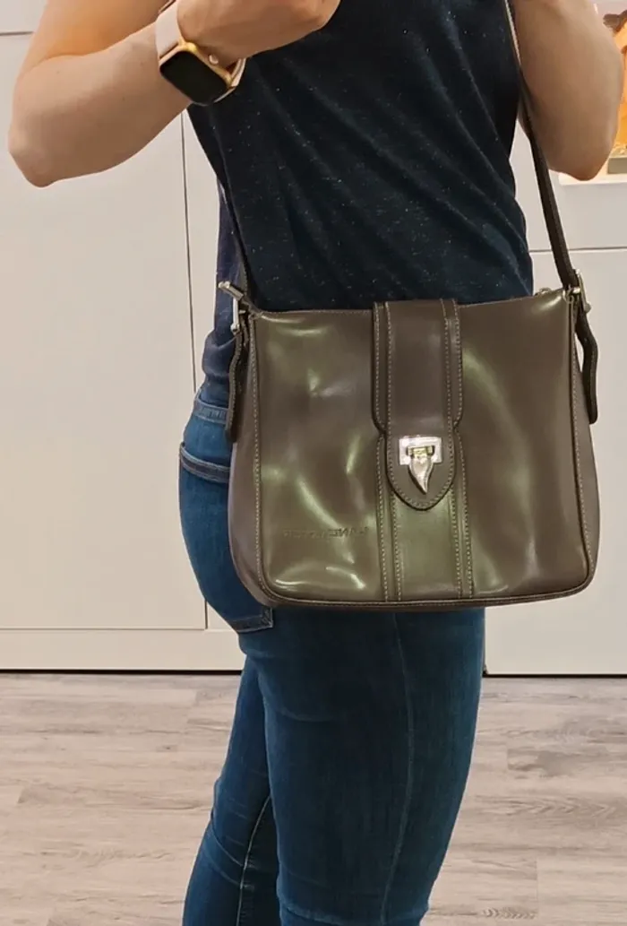 Sac besace bandoulière Lancaster cuir taupe - photo numéro 2