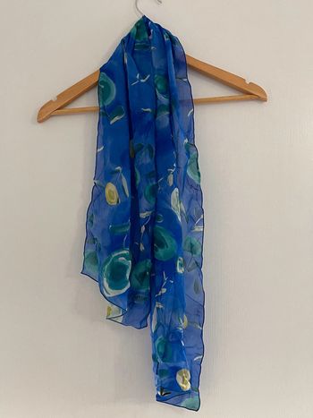 Foulard bleu à fleurs