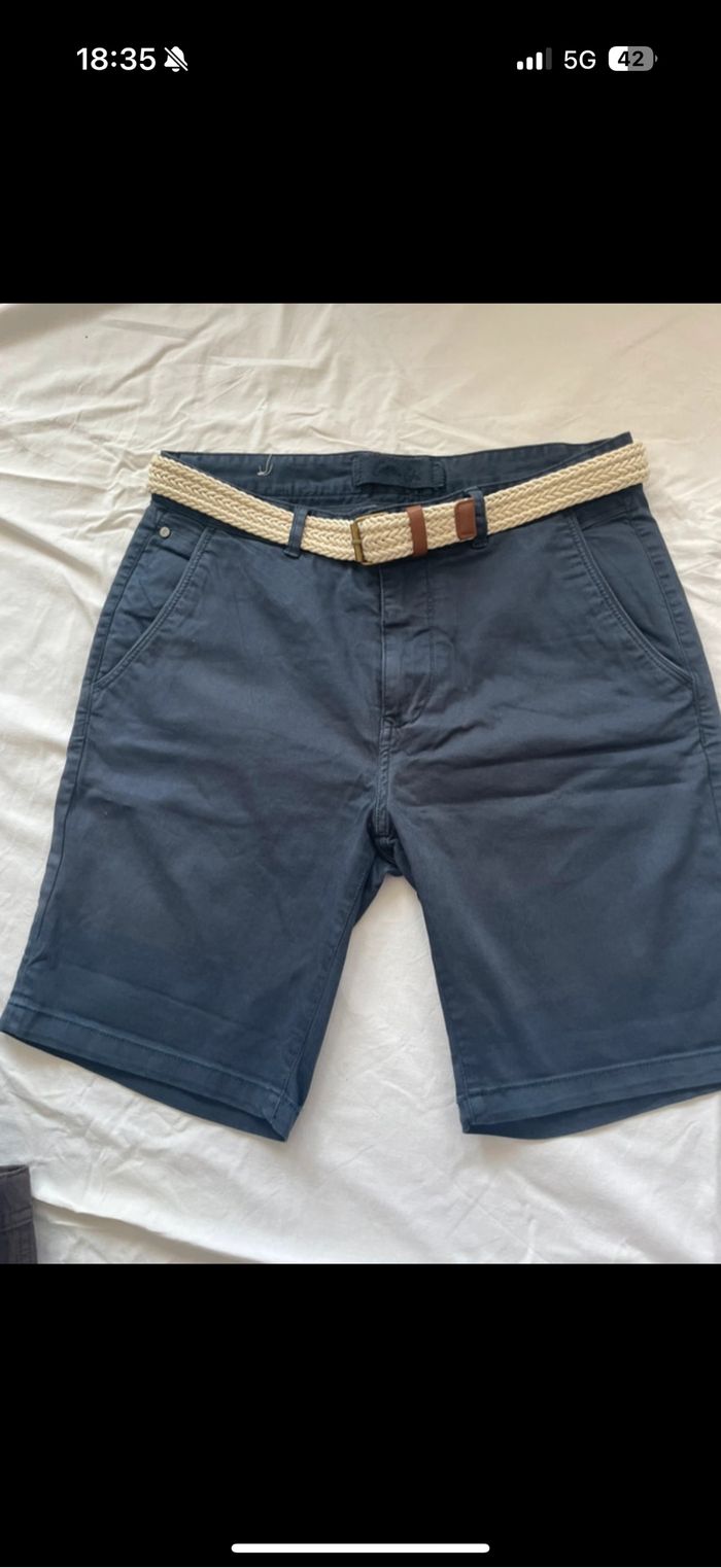 Short avec ceinture marine, neuf sans étiquette , T . M - photo numéro 3