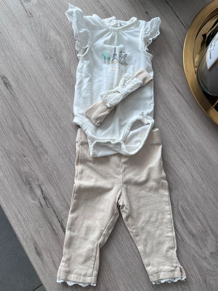 Ensemble bébé taille 3 mois pantalon beige plus bodies sans manche blanc avec bandeau assortit