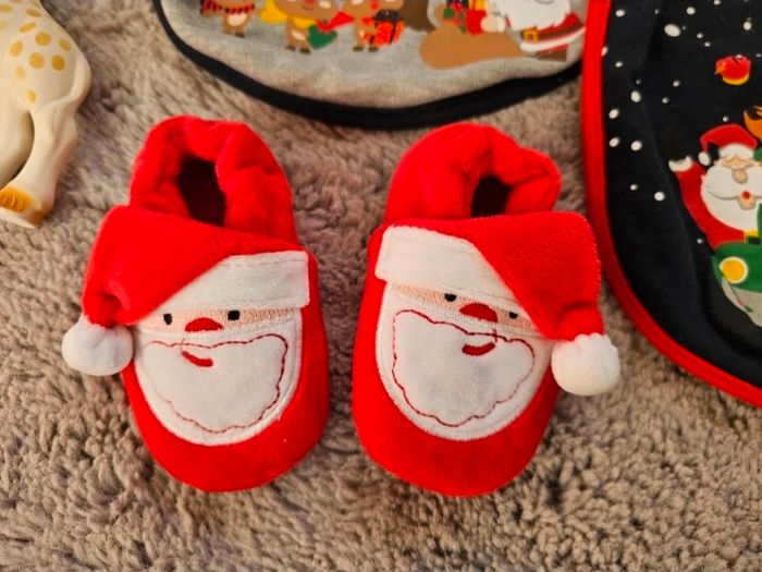 Lot de 2 bavoirs + chaussons 9 mois neuf - photo numéro 2