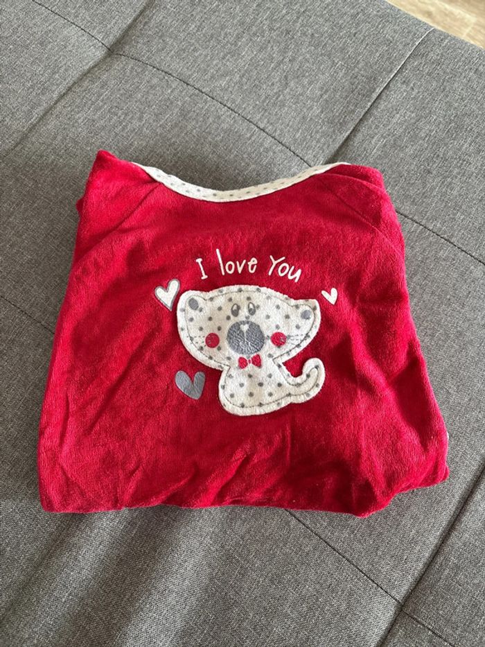 Pyjama 6 mois fille rouge,blanc et gris pommette très bon état