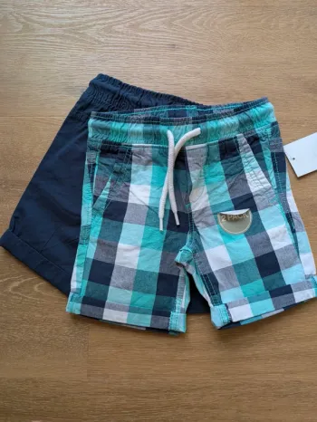Lot 2 shorts 4 ans neuf