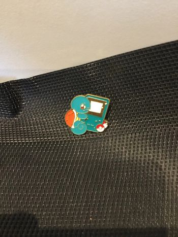Pin’s Carapuce gameboy bleue Pokémon broche en  très bon état