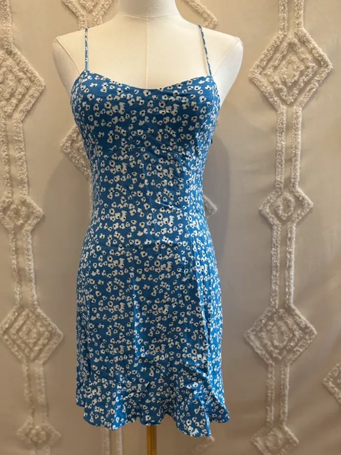 Robe courte fleurie bleu ciel Zara – S – effet satin