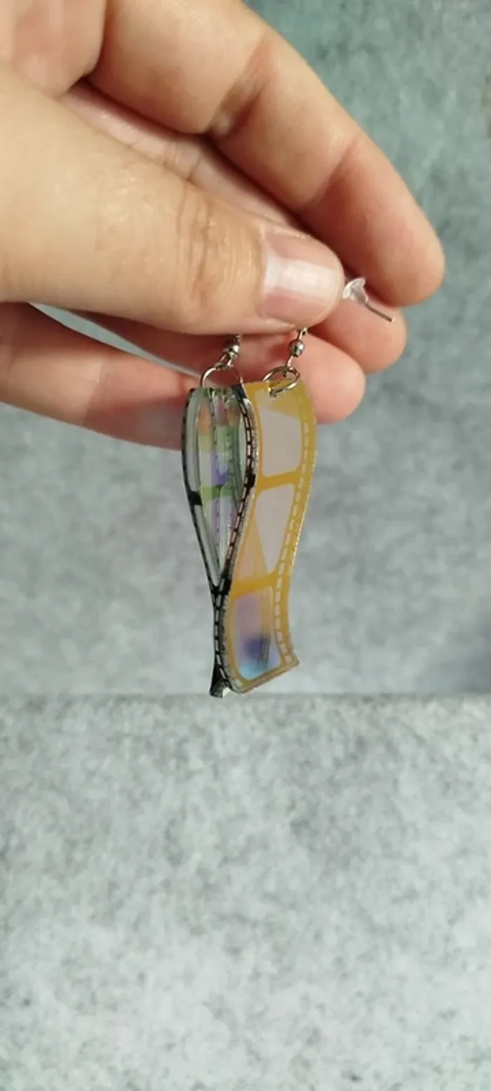 🍄 Boucles d’oreilles ▪ bande de cinéma en acrylique effet holographique - photo numéro 3