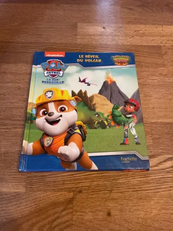 Livre Le réveil du Volcan de la Pat Patrouille Paw Patrol Dino rescue