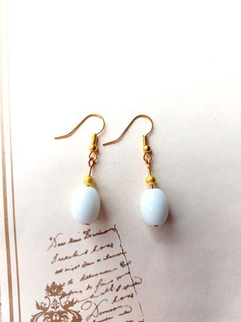 Magnifique paire de boucles d'oreilles pendantes blanches et doré