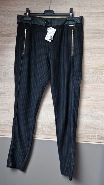 Pantalon à rayures.