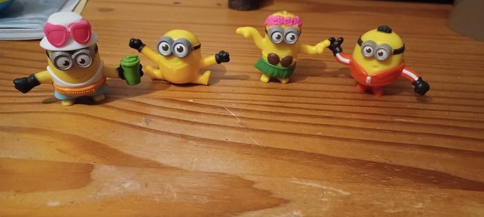 4 petites figurines les minions