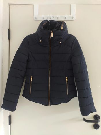 Belle doudoune courte Zara noire col avec fourrure et capuche intégrée XS comme neuve