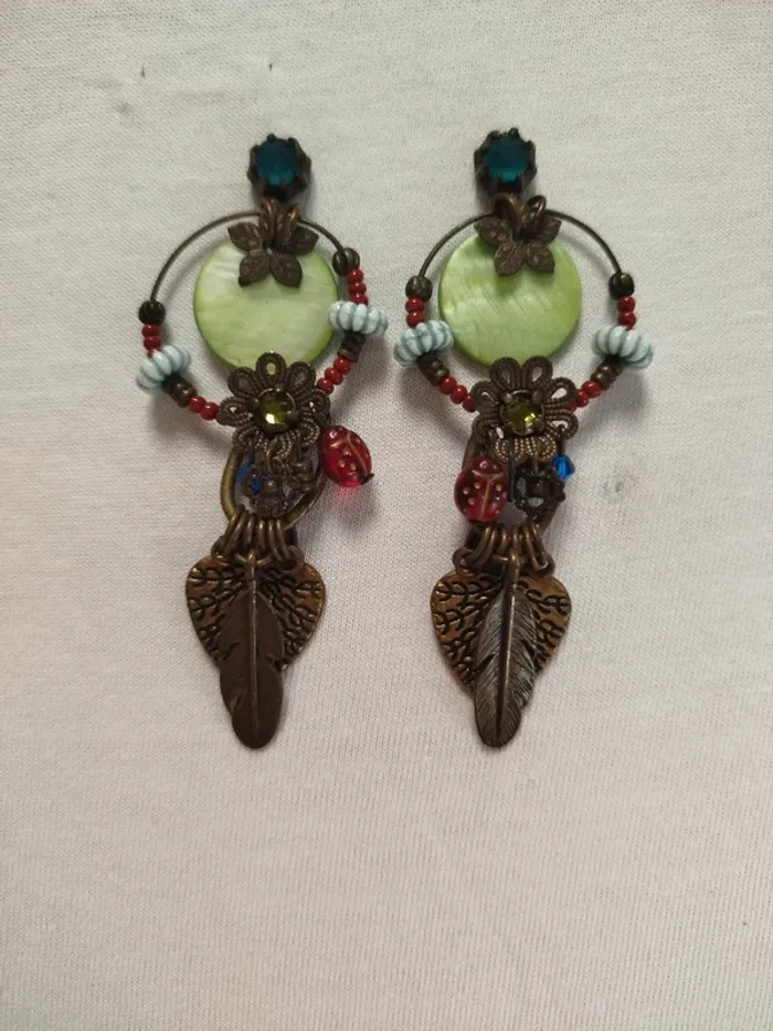 Boucles d'oreilles pendantes - 8,5 cm - charmes coccinelle, plume, arbre de vie - photo numéro 4