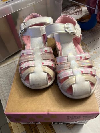 Chaussures / claquettes pointure 24