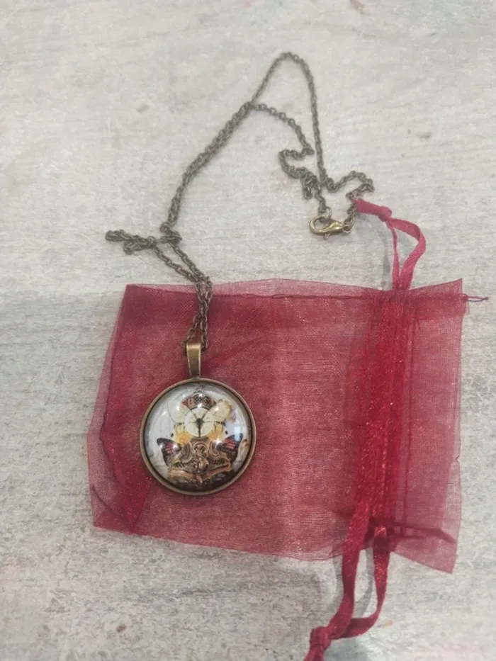 Collier cabochon papillon