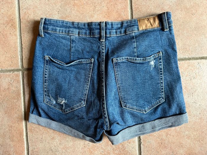Short jean bleu Bershka Taille 40 - photo numéro 2
