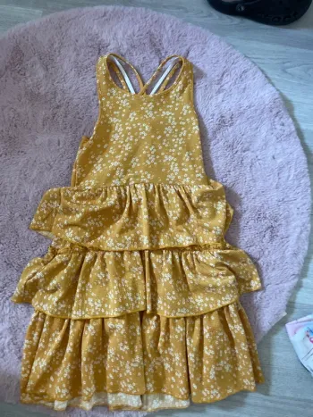 Robe jaune et blanche
