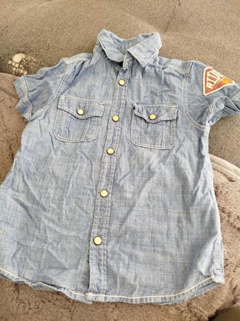 Chemise bleue h&M. Taille  4/5 ans. Très bon état