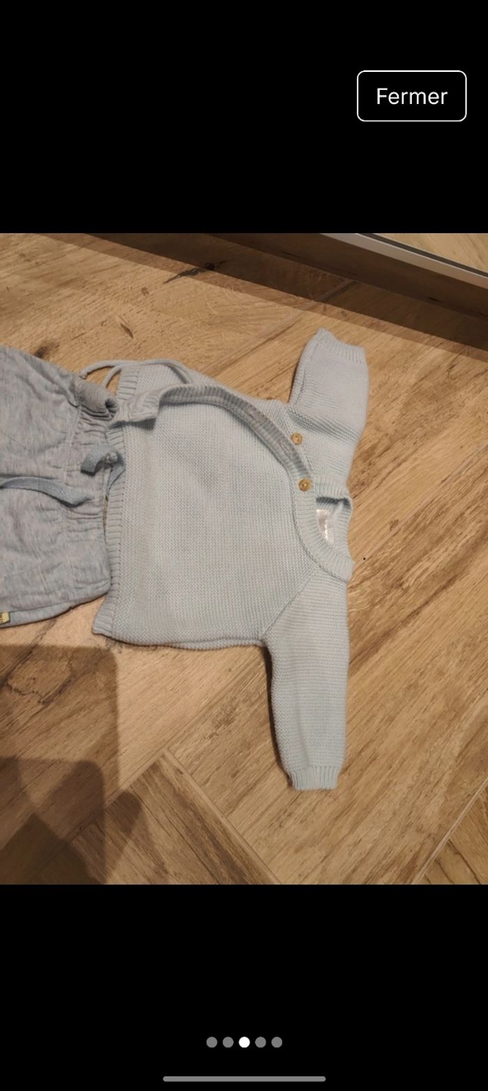 Pantalon bleu doublé idéal maternité 
Pull maille croisé 
Taille 1 mois 
Marque trois kilos sept 
Coloris bleu clair - photo numéro 3