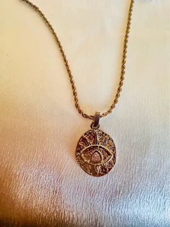 Collier œil mystique doré – médaillon gravé & perle naturelle