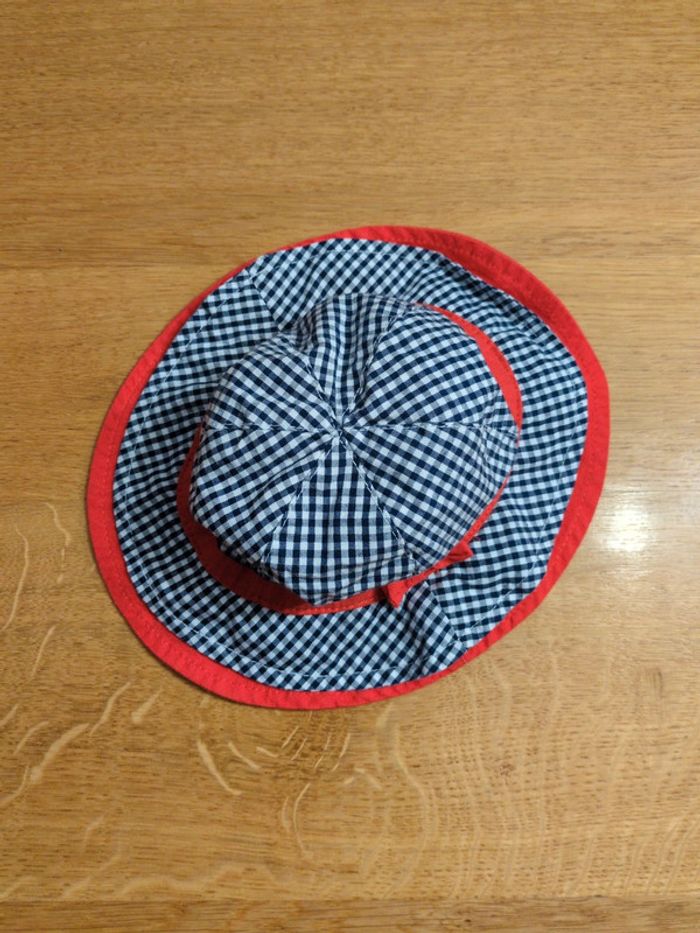 Joli chapeau bébé avec attaches - photo numéro 2