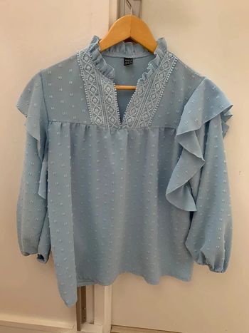 Blouse à volants plumetis bleu Shein T.S comme neuve