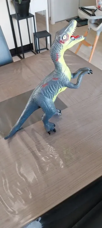 Dinosaure grand modèle en plastique. Très bon état