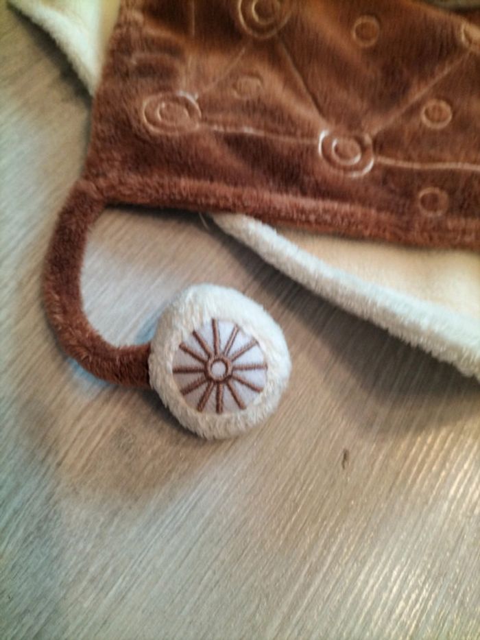Doudou peluche plat chat marron et beige avec hochet à l'extrémité Ti Lidou malin - photo numéro 3