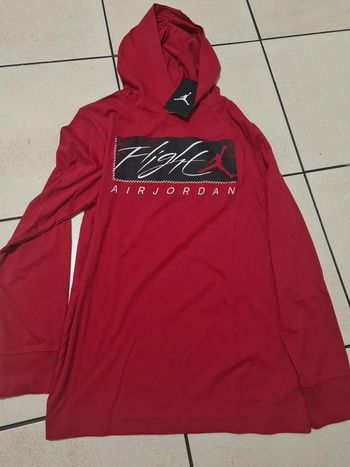 Tee shirt à capuche neuf jordan 12 13 ans