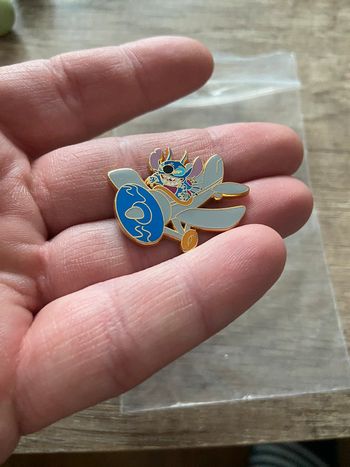 Pin’s stitch in a plane 300 limited edition disney