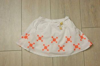 Jupe blanche à motif brodé, légère .  3ans fille.  Lili Marelle