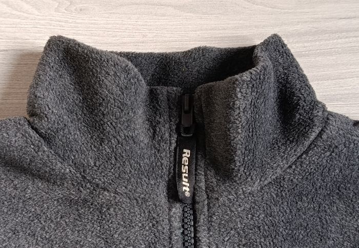 Très belle veste polaire zippée de couleur grise. Taille 12 -14 ans (taille grand) - photo numéro 2