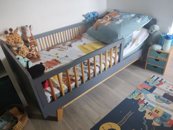 Lit évolutif maternelle gris avec barrière Homifab + matelas + alèse 70x140