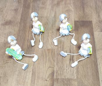 Lot 4 figurines skate décoratives enfants