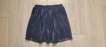 Jupe fluide et plissée bleu nuit brillante avec des reflets violet. Fille 10 ans. Marque Gemo