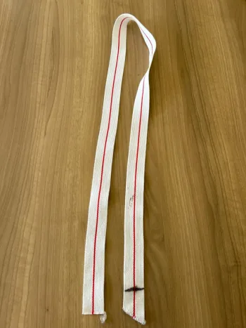 Ceinture de karaté blanche et rouge