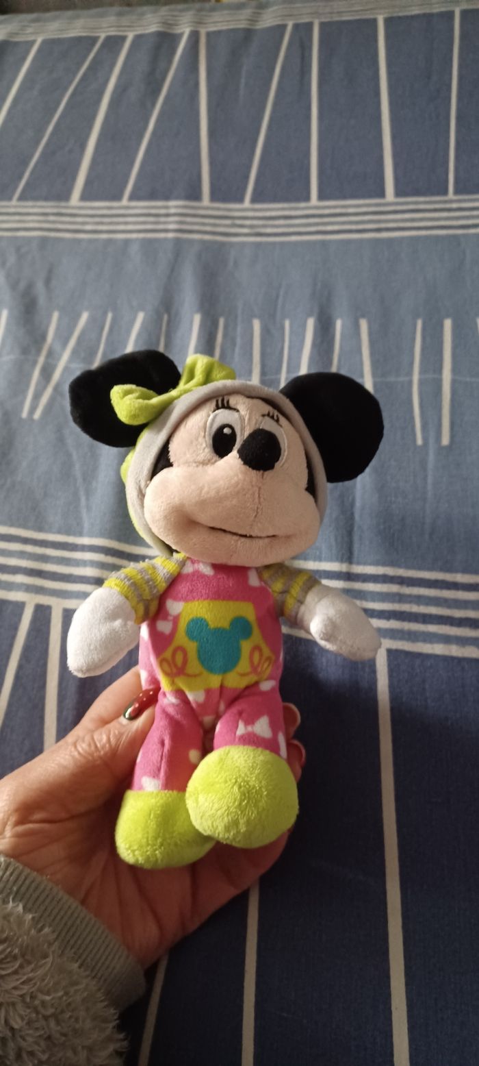 Très jolie petite peluche minnie