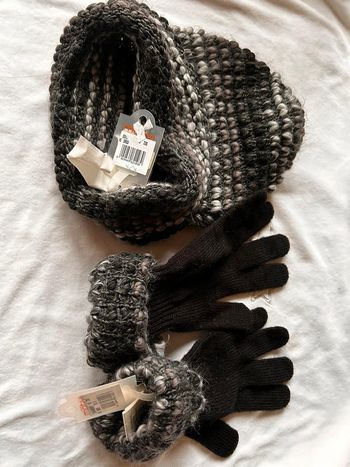 Ensemble bonnet et gants taille unique neufs avec étiquette