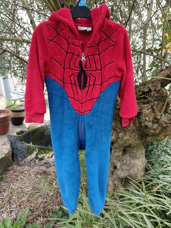 Grenouillère, sur pyjama Spiderman, 3 ans