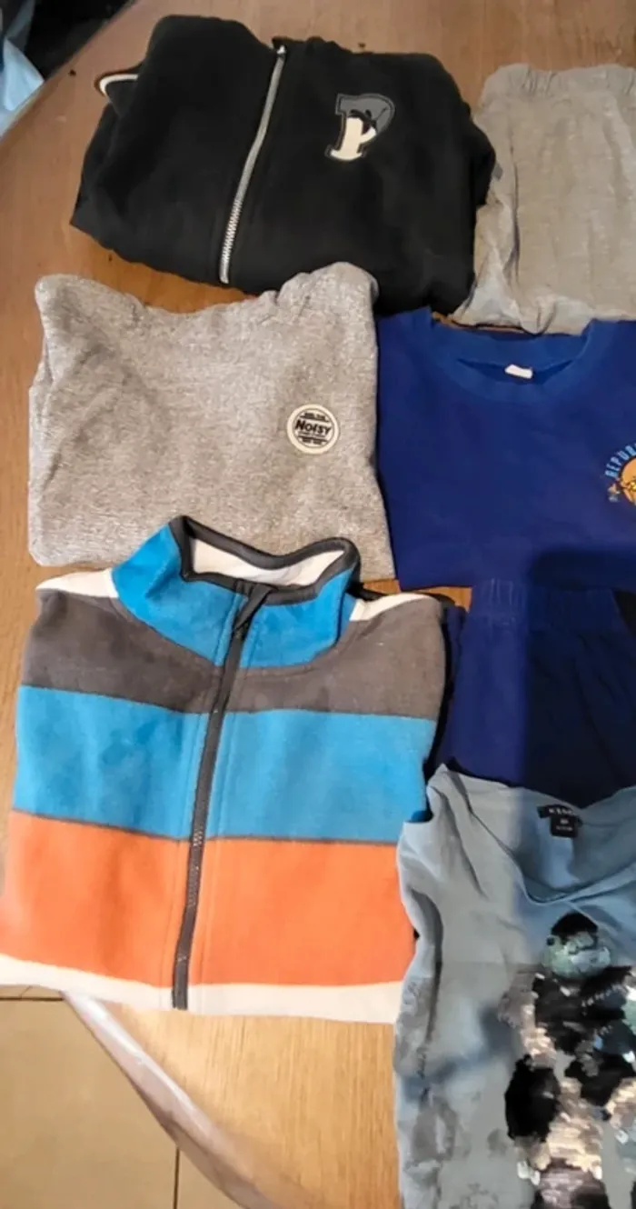 Lot 12 vêtements garçon 8ans - photo numéro 2