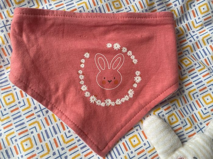 Lot de 4 bavoirs + un doudou - photo numéro 7